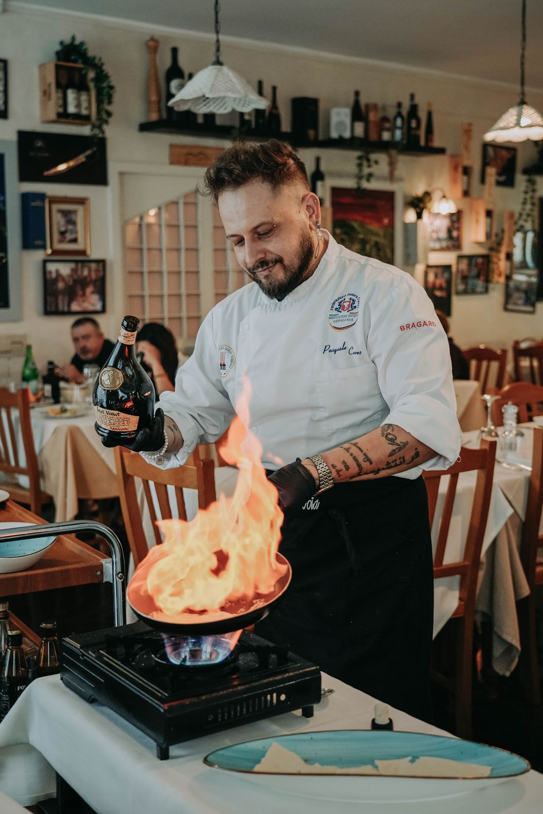 Flambieren am Tisch: Koch der Vecchia Taverna mit lodernder Flamme am Servierwagen