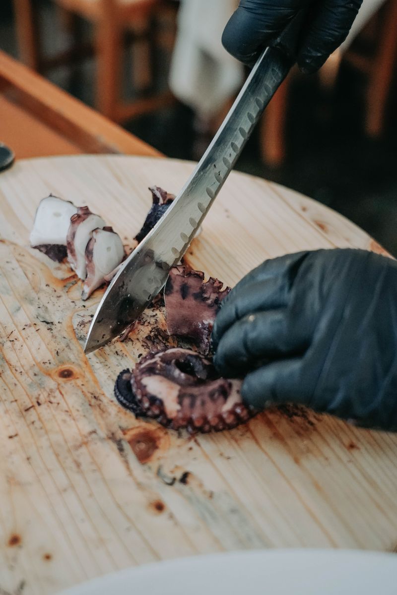 Oktopus wird von Hand geschnitten